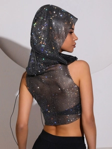 Top a rete con cappuccio e strass scintillanti per uno stile da festa glamour