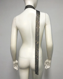 Détail de l'écharpe en maille métallique noire avec strass colorés sur un mannequin blanc
