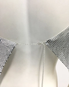 Détail du haut à paillettes argentées montrant le fermoir mousqueton et la chaîne