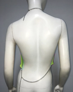 Détail du haut dos nu en perles vert néon avec fermoirs métalliques argentés