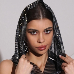 Capuche en résille noire avec strass brillants pour soirées et accessoires de mode