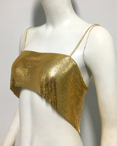 Détail du haut court en maille métallique dorée à paillettes avec fines bretelles