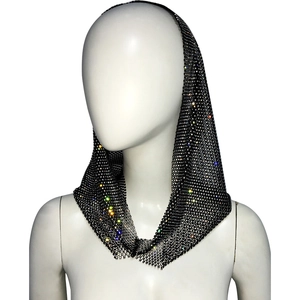 Coiffe en résille noire scintillante avec strass colorés pour un look de soirée tendance