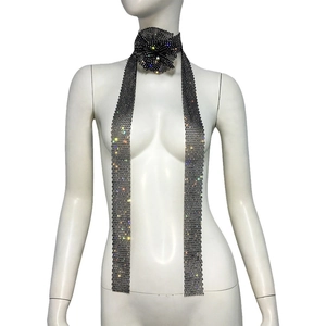 Écharpe en maille de strass étincelants avec fleur de camélia en 3D sur un mannequin blanc