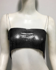 Détail des paillettes métalliques noires et des bretelles en chaîne argentée du haut
