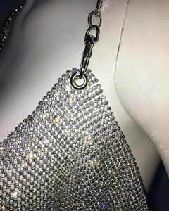 Détails macro du haut en maille strass argentée montrant les anneaux et le fermoir