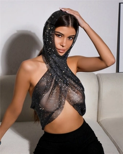 Dettaglio del top all'americana in mesh nero trasparente con cappuccio e strass
