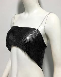 Détail du haut court en sequins métalliques noirs avec fines bretelles en chaîne