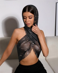 Dettaglio del top all'americana in mesh nero con strass e design con cappuccio