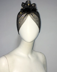 Détail du bandeau en résille noire avec strass brillants et design de plis en cascade
