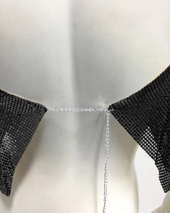 Détail du haut en maille à paillettes noires avec chaîne argentée réglable et fermoir