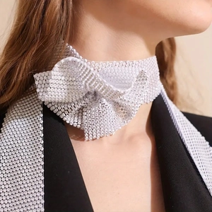 Gros plan sur l'écharpe en maille blanche avec perles et nœud papillon chic