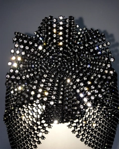 Gros plan sur un bijou de tête en résille noire orné de rangées de cristaux brillants