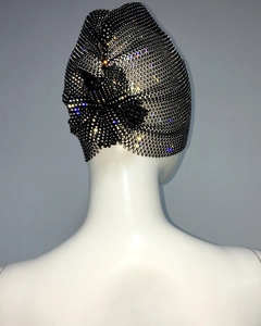 Gros plan détaillé d'un bandeau en maille noire avec strass scintillants et un nœud latéral