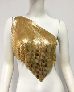 Détail des paillettes en maille dorée et de la coupe asymétrique de ce haut métallique