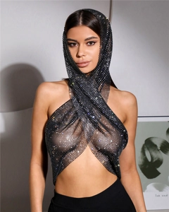 Dettaglio di canotta in rete con strass neri, scollo all'americana e foulard