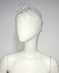 Vue détaillée d'un foulard en résille blanche avec strass brillants et grand nœud