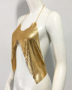 Vue détaillée de la texture et du placage du top dos nu à paillettes métalliques dorées