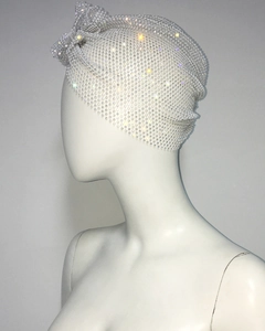 Détails de turban scintillant en strass avec nœud élégant et maille blanche extensible