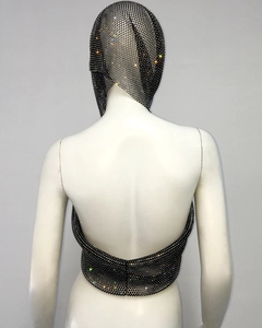 Dettaglio del top a rete nero senza schienale e bandana con strass su manichino