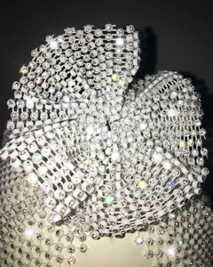 Vue macro des strass haute densité et structure florale 3D sur ce bonnet en résille chic