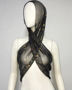Dettaglio del sexy top a rete nero con cappuccio e strass scintillanti