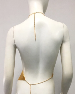 Détail de la chaîne de corps en maille métallique dorée ajustable, vue du dos halter