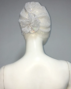 Gros plan d'un turban en strass étincelants montrant les plis arrière et le filet de cristal
