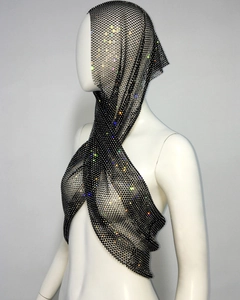 Dettaglio del top con cappuccio a rete nera con strass e trama in maglia di cristallo