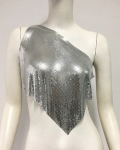 Détail du haut à paillettes argentées avec ourlet asymétrique et texture de maille métallique
