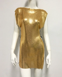 Vue détaillée des paillettes métalliques dorées et du laçage latéral de cette robe