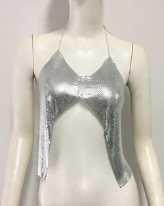 Détail du haut dos nu à paillettes argentées avec texture complexe de maille métallique