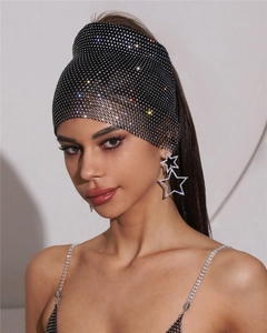Détail du bandeau résille élastique orné de strass argentés brillants pour soirée