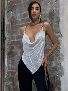 Top sexy en maille métallique argentée avec col bénitier et bretelles chaînes