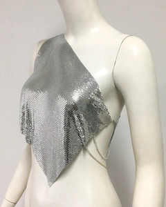 Détail du haut en maille métallique argentée avec fines chaînes et paillettes