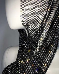 Dettaglio ravvicinato di accessorio a rete nera con strass di cristallo scintillanti