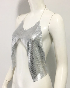 Détail du haut dos nu à paillettes argentées en maille métallique avec texture réfléchissante