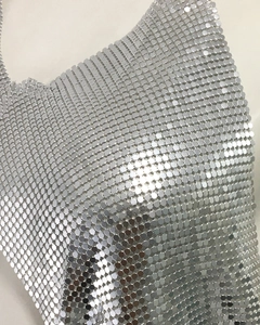 Vue macro du tissu en maille métallique argentée avec sequins brillants et anneaux