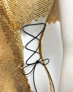 Détails des paillettes métalliques dorées et laçage noir ajustable sur le côté