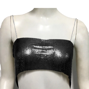 Haut court sexy en paillettes métalliques noires avec bretelles chaîne sur un mannequin