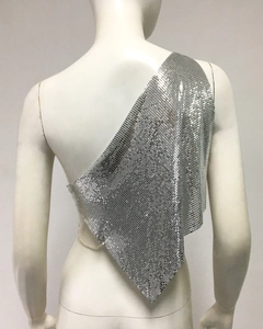 Détail du haut court à paillettes argentées avec chaîne asymétrique et dos nu chic