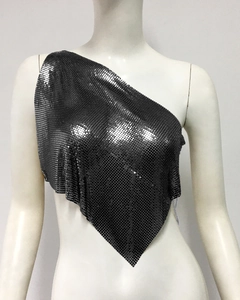 Détail d'un top en maille métallique gris foncé avec une chaîne d'épaule asymétrique