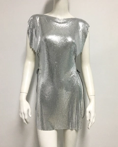 Détail du tissu en maille à paillettes métalliques argentées avec lacets noirs