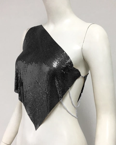 Détail du haut en cotte de mailles noire avec paillettes et fines chaînes argentées