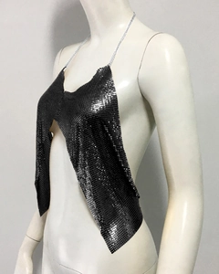 Détail du haut dos nu en cotte de mailles gunmetal avec paillettes métalliques