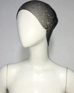 Détail macro du foulard en résille noire élastique avec strass étincelants sur modèle