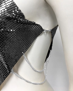 Gros plan de sequins métalliques noirs avec détails de chaîne argentée sur un haut