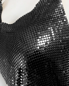 Gros plan détaillé du tissu en maille métallique noire avec des reflets lumineux brillants