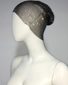 Détail d'un foulard en résille élastique noire orné de strass scintillants pour fête