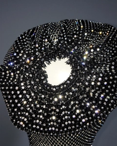 Gros plan détaillé des strass étincelants sur le matériau du bandeau en maille noire